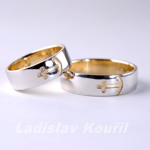 Výroba snubních prstenů podle přání zákaznika s motivem kotvičky v barevné kombinaci zlata s diamantíkem v dámském prstenu.