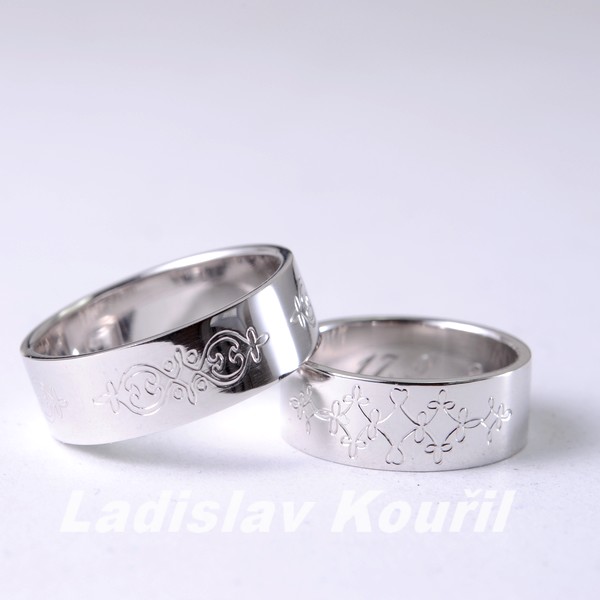 Snubní prsteny s rytinou ornamentu s folklorní tématikou.