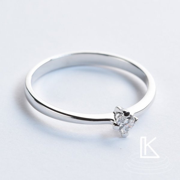 Zásnubní prsten č. 27 organického tvaru s jedním diamantem