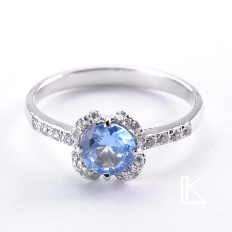 Zásnubní prsten č. 33 s centrálním aquamarínem, bohatě osázený diamanty.