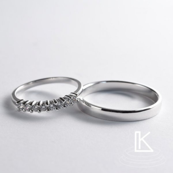 Snubní prsteny č. 78 s kameny uchycenými v řadě výraznými krapnami, které dotvářejí design prstenů.