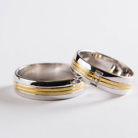 Snubní prsteny z bílého zlata s pruhem ze žlutého zlata