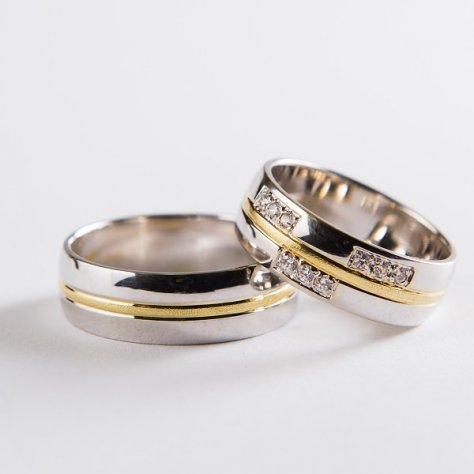 Prsteny z bílého zlata s úzkým žlutým proužkem