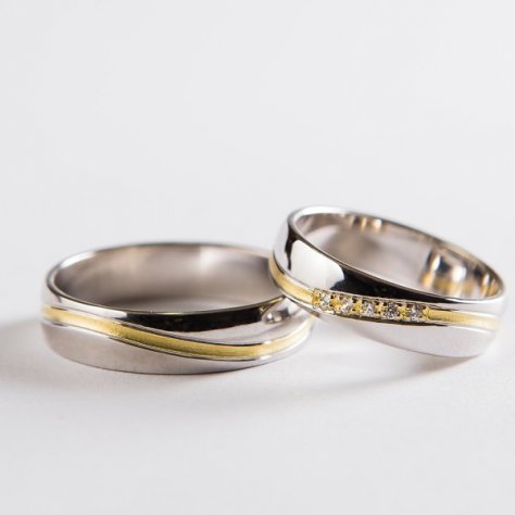 Snubní prsteny s matovanou šikmou drážkou po obvodu prstenu