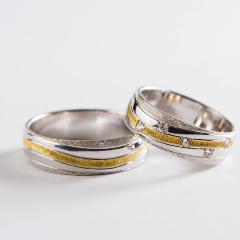 Snubní prsteny tvořené řadou šikmých vlnek