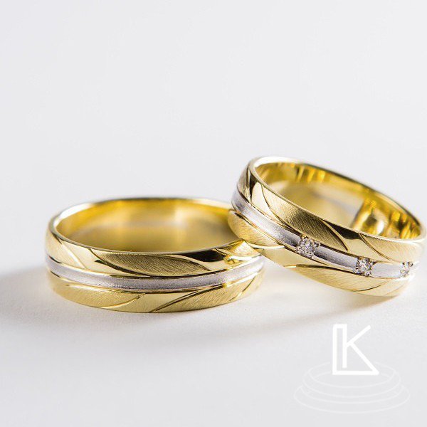 Snubní prsteny ze žlutého zlata s bílým proužkem