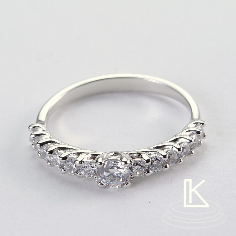Zásnubní prsten č. 29 s 0,16ct diamantem a 12 menšími kameny 2,0 mm.
