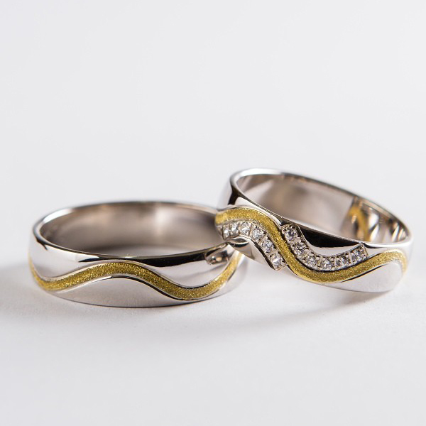 Snubní prsten z bílého zlata zdobený zvlněnou matovou drážkou