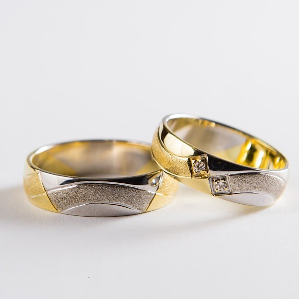 Snubní prsteny prokládané bílým a žlutým zlatem