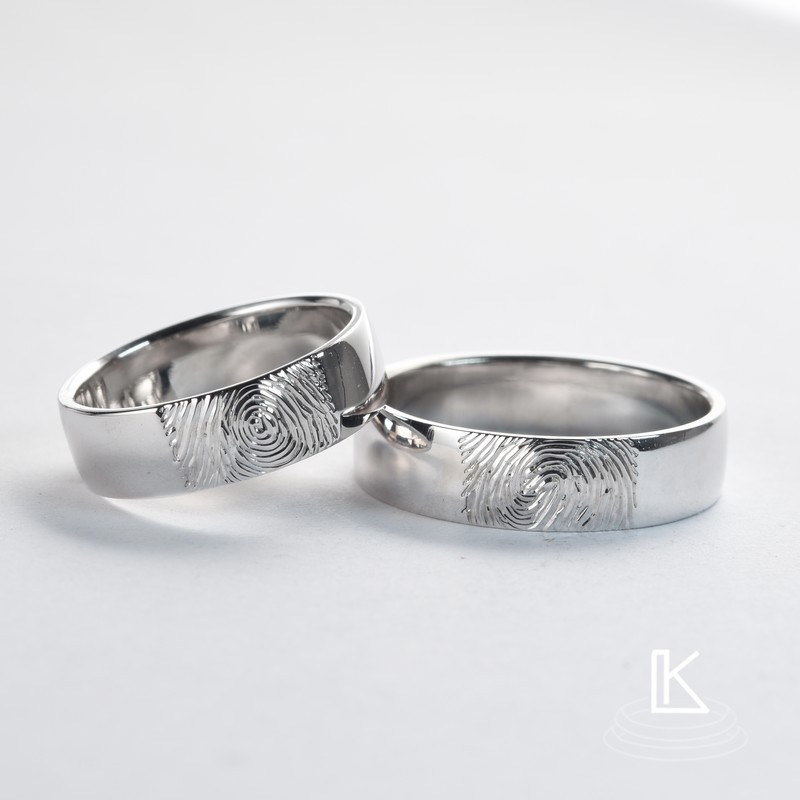 Snubní prsteny s individuálními otisky novomanželů